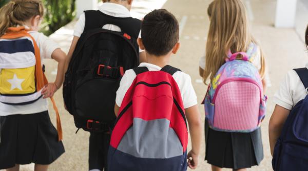 profesoara batuta dupa ce a certat un baiat de 7 ani in excursie la predeal parintii de 27 si 32 de ani arestati pentru 30 de zile
