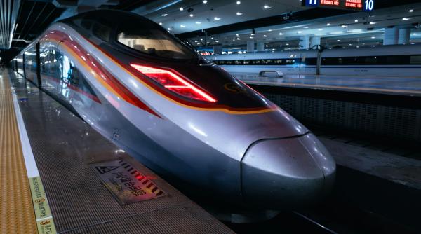 un tren chinezesc a accelerat de la 0 la 800 km h in doar 5 3 secunde si a doborat recordul mondial video