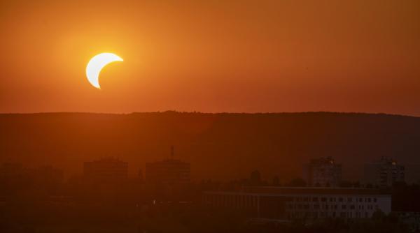 cand vor avea loc urmatoarele doua eclipse de soare si de unde se vad una e considerata eclipsa secolului