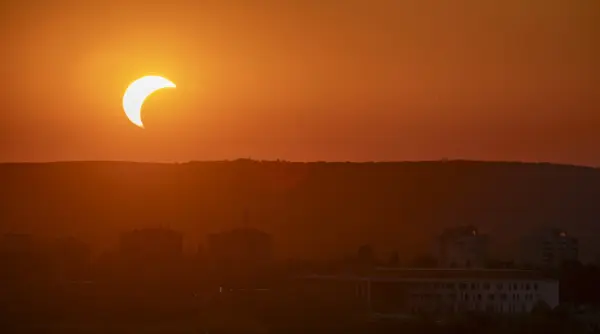 cand vor avea loc urmatoarele doua eclipse de soare si de unde se vad una e considerata eclipsa secolului