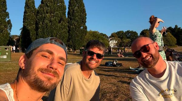 cum s a vazut eclipsa de soare in horsham sudul angliei cititor dc news ochelarii speciali greu de gasit oamenii si au luat strecuratori de bucatarie foto video