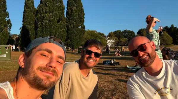 cum s a vazut eclipsa de soare in horsham sudul angliei cititor dc news ochelarii speciali greu de gasit oamenii si au luat strecuratori de bucatarie foto video
