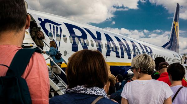 cauza incidentului din avionul ryanair in care un pasager a fost aspirat pe geam primele concluzii ale anchetatorilor
