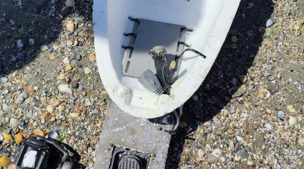 fragment de drona gasit pe plaja din olimp de un salvamar am invelit o cu geaca