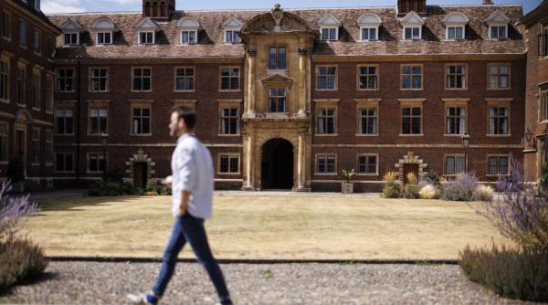 profesor de la cambridge acuzat de plagiat gasit mort in locuinta sa din londra povestea neobisnuita din spatele carierei sale