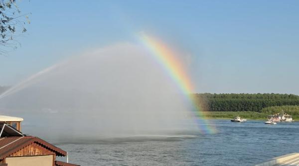 un curcubeu a furat spectacolul pe dunare la galati de ziua marinei imagini inedite de la parada navala foto video