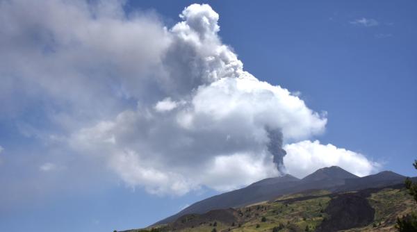 turist mort dupa ce a fost lovit de fulger pe muntele etna
