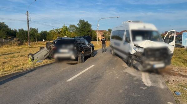 barbat de 48 de ani mort intr un accident in timis dupa ce doua masini si un microbuz s au ciocnit