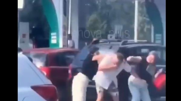 rusia lovita de al doilea val al crizei benzinei rusii se iau la bataie in statiile peco iar cine se plange de penuria de combustibil e arestat si amendat video