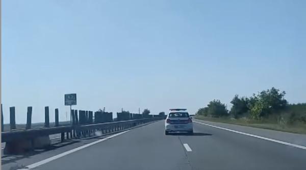 un roman a sunat la 112 revoltat ca o masina de politie circula intre benzi ce semnifica de fapt procedura aplicata de politisti