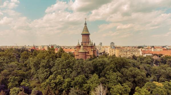 timisoara invaluita intr un fum dens pentru a doua zi consecutiva mirosul puternic se simte in mai multe zone din oras video