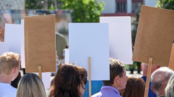 zeci de clienti lasati fara masini si fara bani protesteaza in tricouri de pagubit in timp ce sefii marcii auto dau explicatii la politie in arad