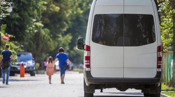 alerta pe dn 2 un microbuz de transport persoane a luat foc in mers traficul este blocat