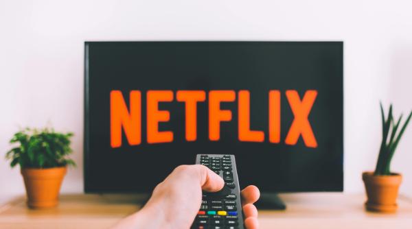 secretul filmelor de pe platformele de streaming cine decide cum ajung filmele din cinema pe netflix si nu numai