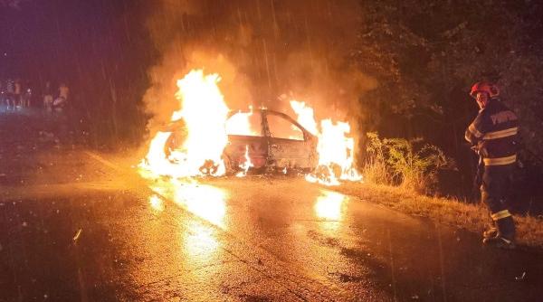 masina cuprinsa de flacari dupa ce a intrat intr un copac in arges tanar de 21 de ani transportat la spital