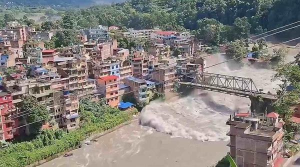 inundatiile din nepal si tibet cauzate de prabusirea unui ghetar