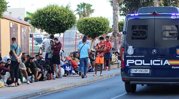 proteste in ceuta spaniolii au atacat corturile migrantilor si cer returnarea acestora in maroc foto video