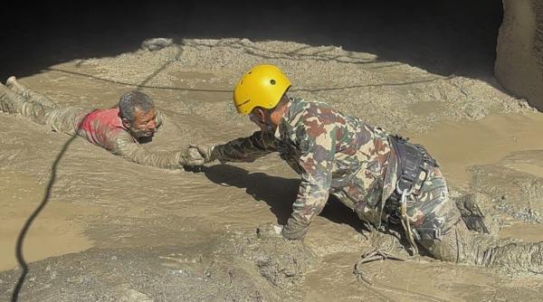 sute de muncitori captivi in tunelurile hidrocentralelor din nepal totul este acoperit de noroi si roca