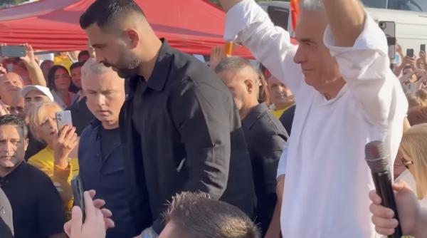 de la discurs la camasa alba calin georgescu repeta reteta unui candidat celebru dar nu stie sa iasa din personaj foto