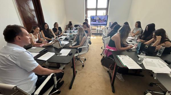 studentii snspa fata in fata cu jurnalismul online bogdan bolojan le a aratat cum functioneaza redactia dcnews