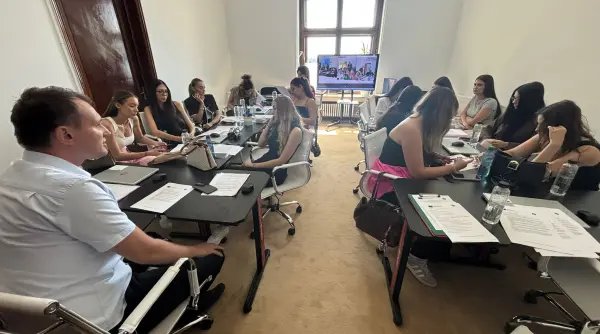 studentii snspa fata in fata cu jurnalismul online bogdan bolojan le a aratat cum functioneaza redactia dcnews