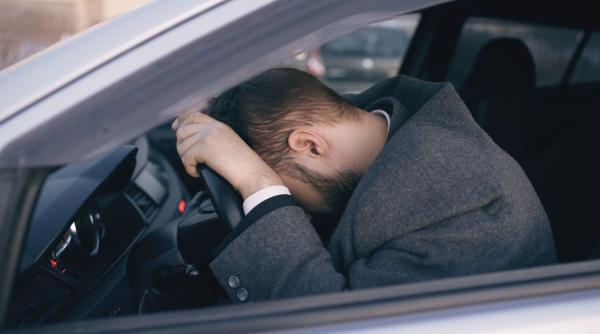 adormitul la volan inseamna fractiuni de secunda titi aur e acel atipit de oboseala si nu extrema momentul in care soferul trebuie sa opreasca masina