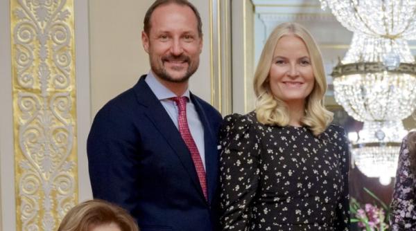 noua regina a norvegiei internata in spital mette marit nu a putut sa i fie alaturi regelui haakon la depunerea juramantului