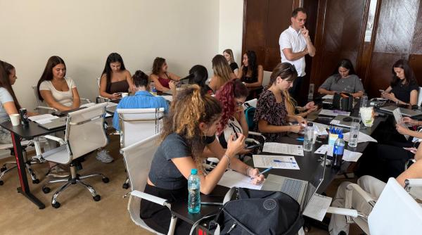 cum gasesti stirea dintr un ocean de informatii studentii snspa lectie de jurnalism cu bogdan bolojan