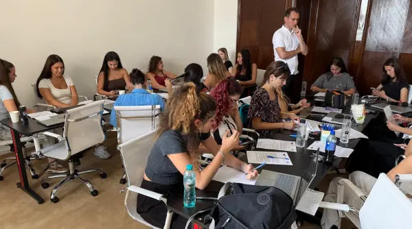 cum gasesti stirea dintr un ocean de informatii studentii snspa lectie de jurnalism cu bogdan bolojan