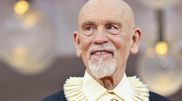 john malkovich remarcat la festivalul de film de la venetia pentru stilul vestimentar actorul american la promovarea noului film wild horse nine