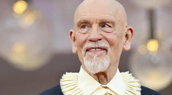 john malkovich remarcat la festivalul de film de la venetia pentru stilul vestimentar actorul american la promovarea noului film wild horse nine