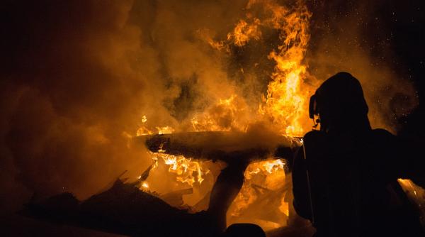doua persoane gasite carbonizate intr o masina care a lovit un cap de pod si a luat foc in suceava