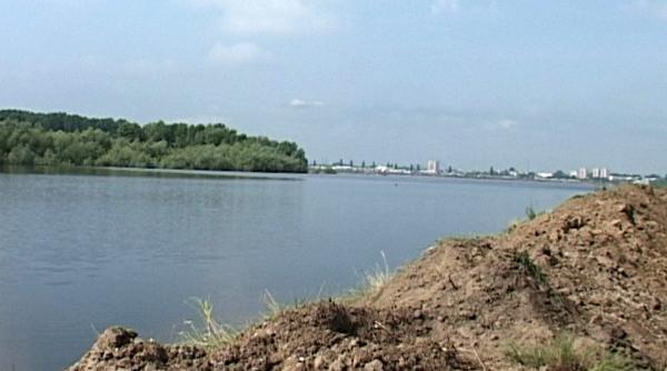 nava de marfa esuata pe dunare in apropiere de ruse la granita cu romania nivelul fluviului ramane scazut