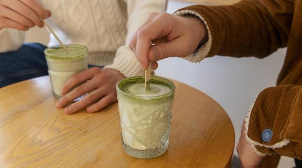 care este diferenta dintre cofeina din matcha si cea din cafea care are mai multa si ce inseamna alerta calma
