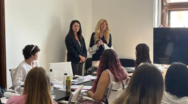 de la primii pasi in presa la experienta din televiziune cristina herea fata in fata cu studentii snspa