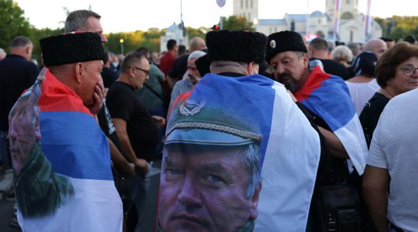 mii de persoane la inmormantarea macelarului din bosnia ratko mladic multumiri mamei dumneavoastra pentru ca a nascut un erou
