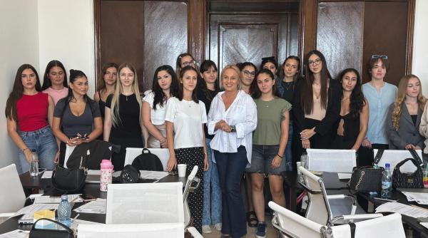 studentii snspa pusi in fata unei provocari de presa fara intrebari si teme repetate