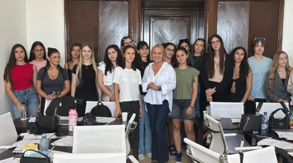 studentii snspa pusi in fata unei provocari de presa fara intrebari si teme repetate
