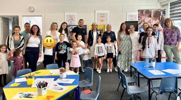 ziua portilor deschise la scoala romaneasca rouca din cardiff cultura comunitate si o surpriza pentru copii