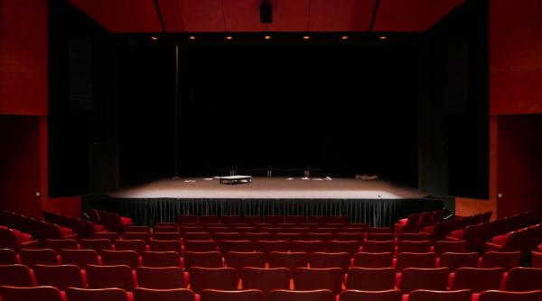 in ciuda crizei din teatrul romanesc toma enache umple salile publicul simte cand este ceva deosebit