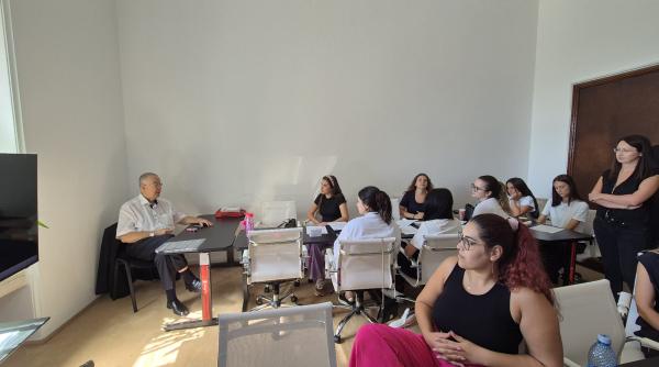cum conduci un talk show studentii snspa au trecut de la documentare direct in studioul dcnews