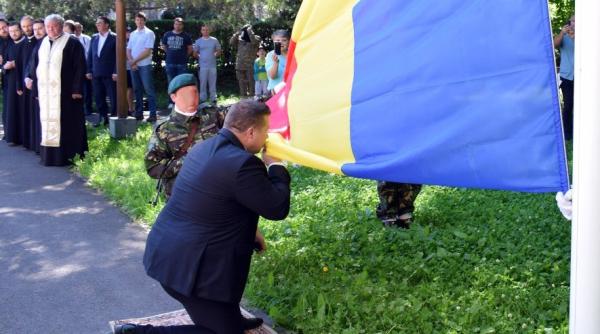 oficialii care refuza sa sarute tricolorul amendati cu pana la 10 000 de lei ce prevede proiectul adoptat de senat pentru ziua drapelului