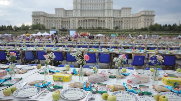 bucurestiul intra in cartea recordurilor 20 000 de oameni s au asezat la cea mai lunga masa din lume