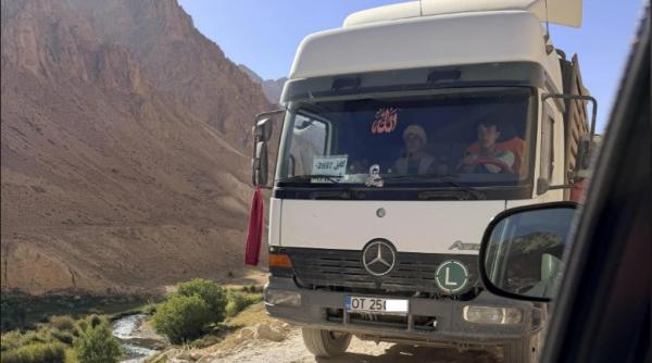 reactii spumoase ale romanilor dupa ce un camion cu numere de olt a fost pozat in afganistan care ati gresit drumul era aglomerat pe valea oltului