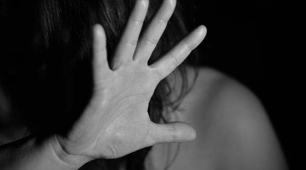 un britanic a recunoscut ca si a drogat si violat sotia timp de peste doua decenii alti 12 barbati acuzati de agresiuni sexuale