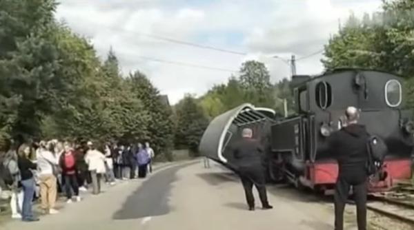 mocanita din moldovita s a rasturnat calea ferata turistica blocata