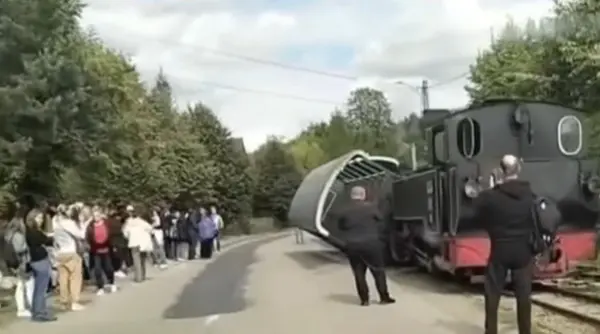 mocanita din moldovita s a rasturnat calea ferata turistica blocata