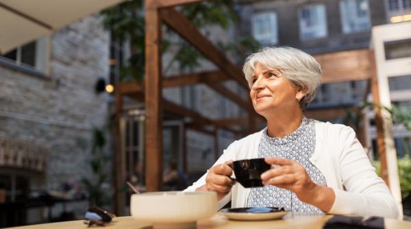 semnul ascuns de alzheimer descoperit de o barmanita o romanca venea de patru ori pe zi pentru cafea fara sa si aminteasca vizitele anterioare