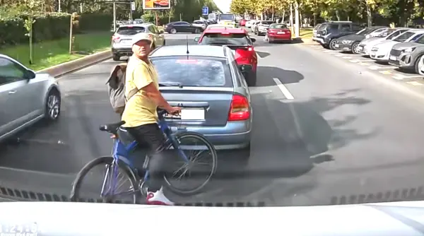 imagini virale pe tiktok cu puya pe bicicleta la un pas de accident cu o duba raspunsul rapperului a accelerat doar ca sa urle si sa faca vizualizari