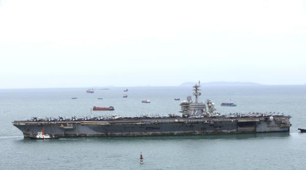 opt militari americani au incercat sa si ia viata in timpul razboiului cu iranul pe portavionul uss abraham lincoln